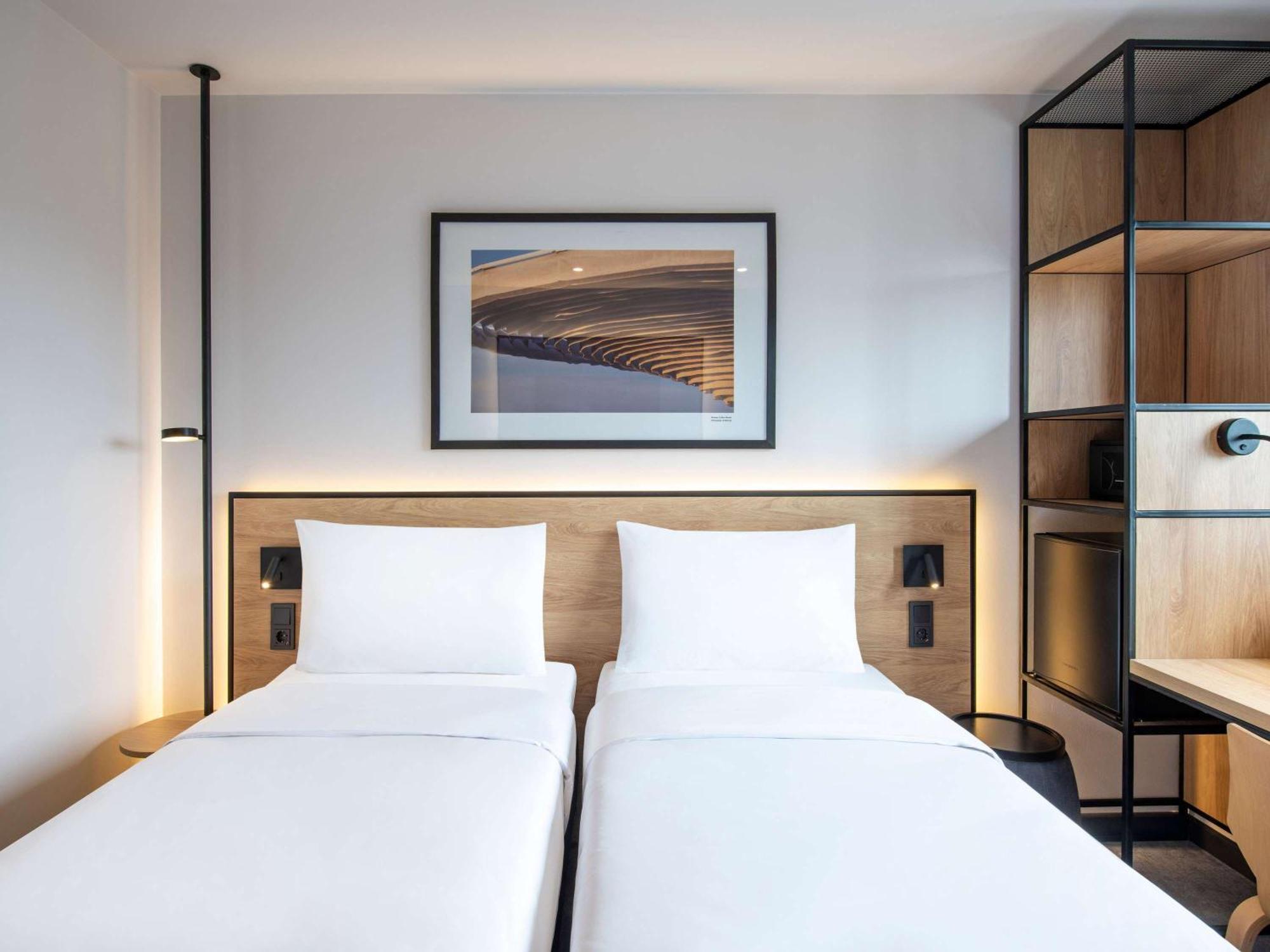 Ibis Tbilisi Airport Hotel Bagian luar foto