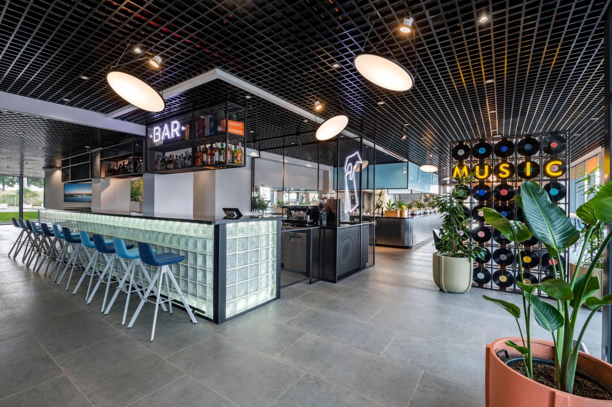 Ibis Tbilisi Airport Hotel Bagian luar foto