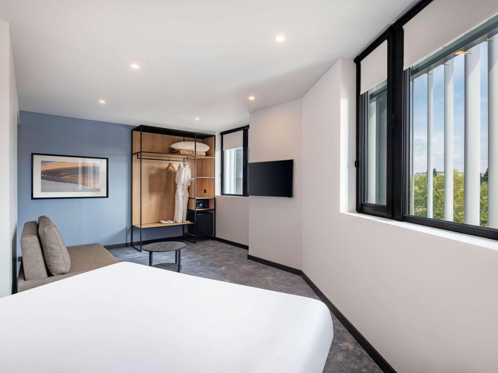 Ibis Tbilisi Airport Hotel Bagian luar foto