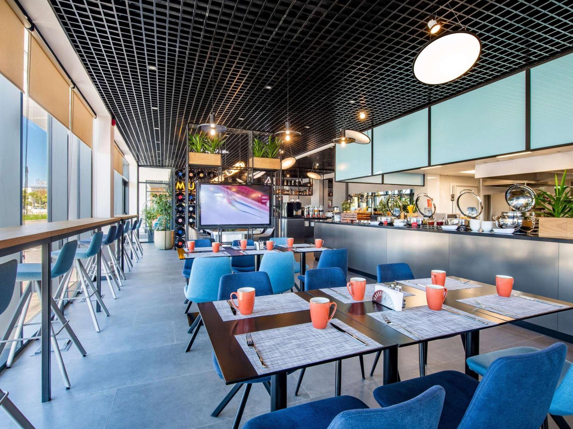 Ibis Tbilisi Airport Hotel Bagian luar foto