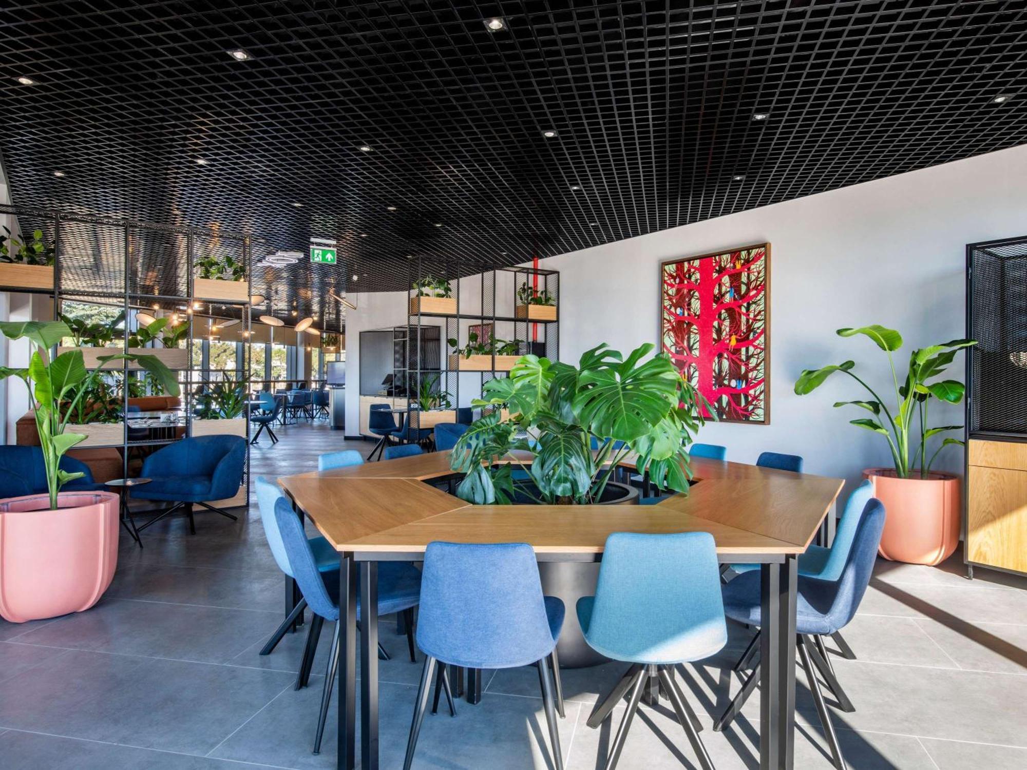 Ibis Tbilisi Airport Hotel Bagian luar foto