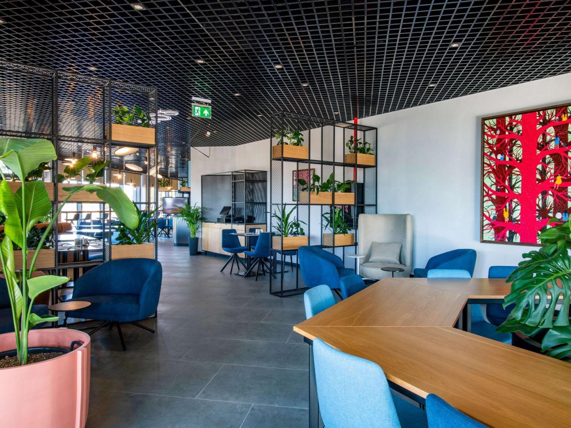 Ibis Tbilisi Airport Hotel Bagian luar foto
